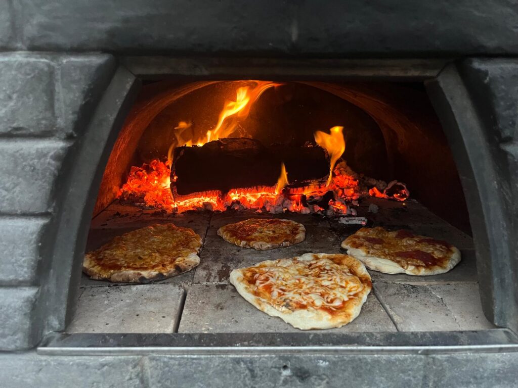 De Liemers BBQ en pizza pizza in pizzaoven